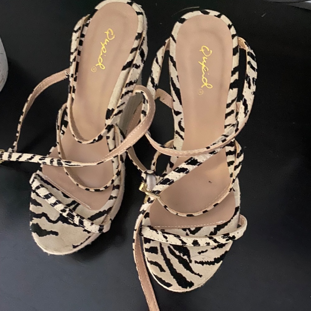 Sandals - Picture 2 of 8